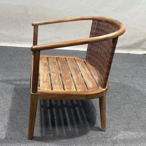 Góc nghiêng ghế đơn sân vườn gỗ teak, tựa lưng đan dây nhựa