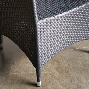 Cận cảnh chi tiết đan nhựa giả mây và chân ghế có ốp kim loại