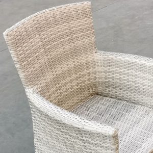 Cận cảnh chi tiết đan tay ghế giả mây ngoài trời, chất liệu PE rattan bền đẹp