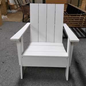 Cận cảnh ghế Adirondack ngoài trời màu trắng, chất liệu nhựa giả gỗ