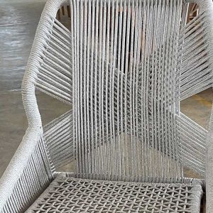 Cận cảnh lưng tựa ghế ăn ngoài trời đan dây rope tạo hình nổi bật