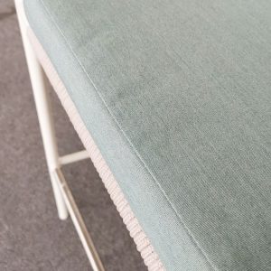 Cận cảnh nệm ngồi màu xanh pastel của ghế bar ngoài trời