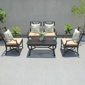 Bộ sofa sân vườn 4 món nhôm đúc, nệm kem, gối hoa lá, bàn trà chữ nhật