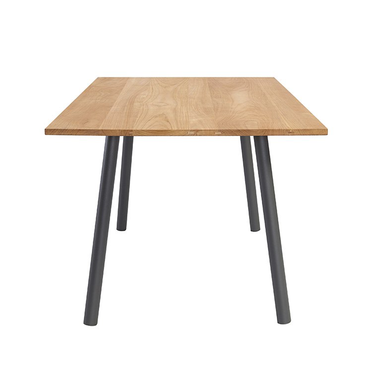 Bàn gỗ teak ngoài trời nhìn ngang, thiết kế đơn giản, hiện đại