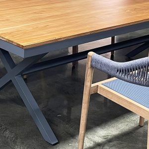 Cận cảnh mặt bàn gỗ và khung bàn kim loại sơn tĩnh điện, ghế rope phối gỗ