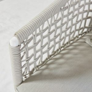 Cận cảnh chi tiết dây rope đan tay tinh xảo trên khung ghế nhôm