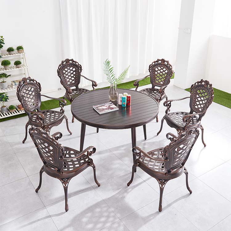 Bộ bàn ghế nhôm đúc ngoài trời 6 ghế tựa lưng hoa văn cổ điển, bàn tròn, nệm sọc nhiều màu, chụp trong nhà