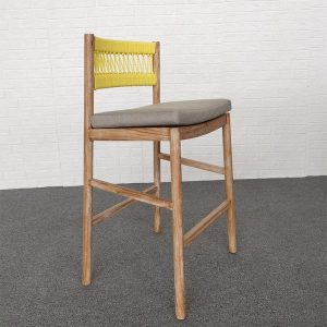Góc nghiêng ghế bar ngoài trời khung gỗ teak, tựa dây vàng, nệm dày