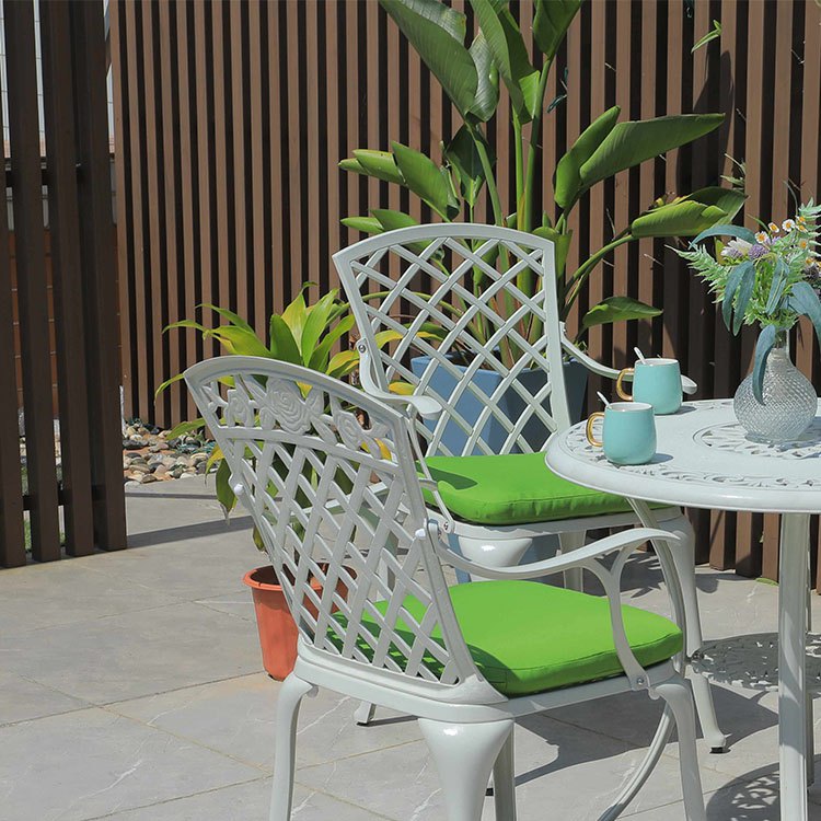 Cận cảnh bộ bàn ghế sân vườn nhôm đúc, nệm xanh lá, phù hợp không gian ngoài trời