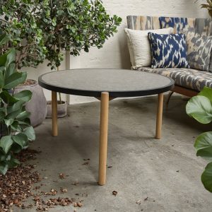 Bàn tròn kính cường lực chân nhôm vân gỗ, phù hợp phối với sofa hoặc ghế ngoài trời