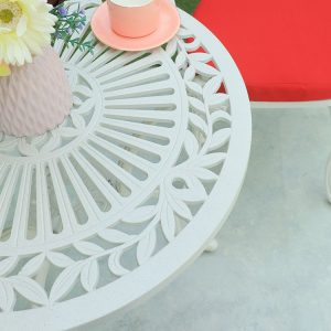 Mặt bàn tròn nhôm đúc ngoài trời với họa tiết lá đẹp mắt, nệm đỏ thay thế