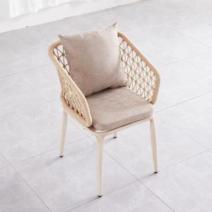 Ghế sân vườn khung nhôm đan dây, nệm ngồi và gối tựa êm ái, phù hợp không gian ngoài trời