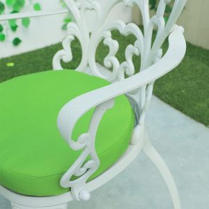 Cận cảnh nệm ghế xanh lá và tay vịn nhôm đúc sơn tĩnh điện