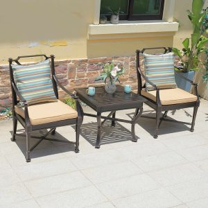 Bộ bàn ghế ngoài trời 3 món, nệm kem, gối sọc xanh, bố trí đẹp trước cửa sổ