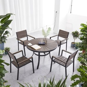 Bộ bàn ghế ngoài trời 4 ghế khung sắt, mặt bàn và ghế nhựa giả gỗ, phong cách hiện đại, dễ phối cảnh
