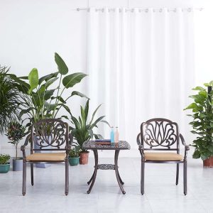 Bộ bàn ghế sân vườn 3 món nhôm đúc nâu đồng, nệm vàng kem, thiết kế tinh tế cho không gian ngoài trời