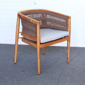 Ghế đơn gỗ teak dây rope nâu, nệm ngồi màu ghi, chụp thực tế