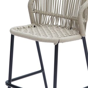 Cận cảnh mặt ngồi ghế bar ngoài trời đan dây rope chắc chắn