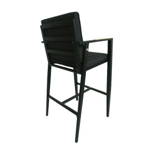 Góc chéo phía sau ghế bar ngoài trời, khung nhôm, nệm đen, phong cách hiện đại
