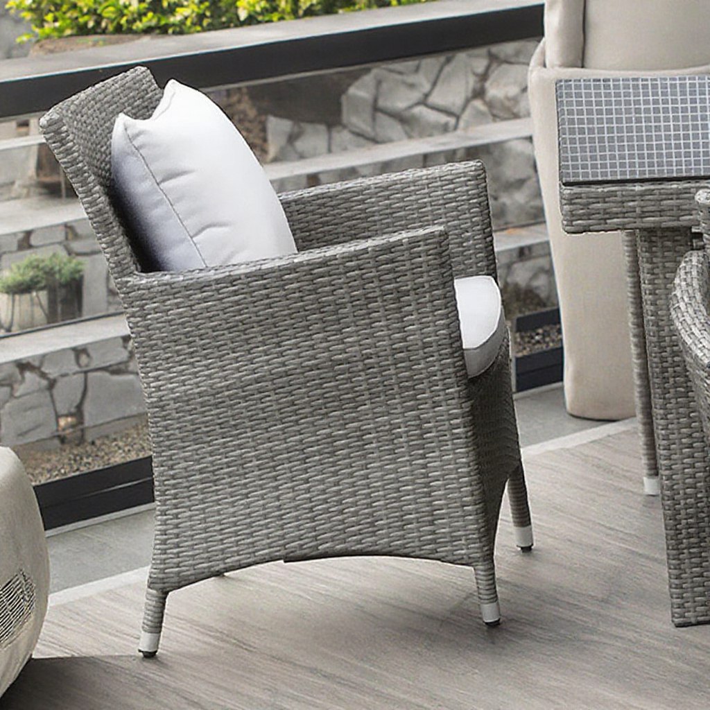Cận cảnh ghế đơn nhựa giả mây, nệm ngồi và gối tựa màu trắng