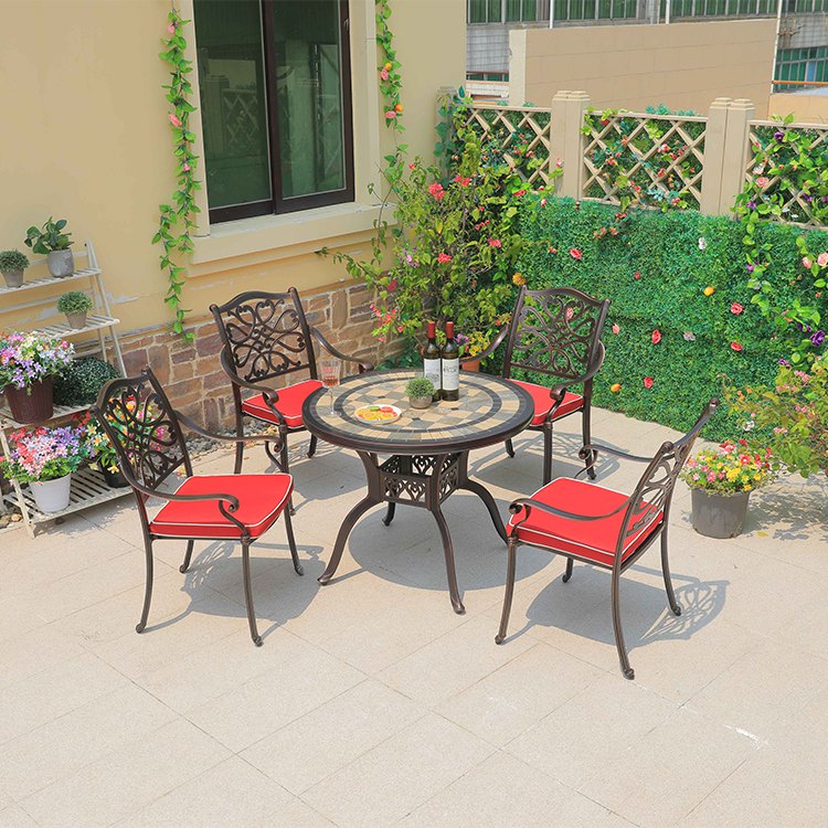 Bộ bàn ghế ngoài trời nhôm đúc, mặt bàn đá mosaic, nệm đỏ, phù hợp không gian sân vườn