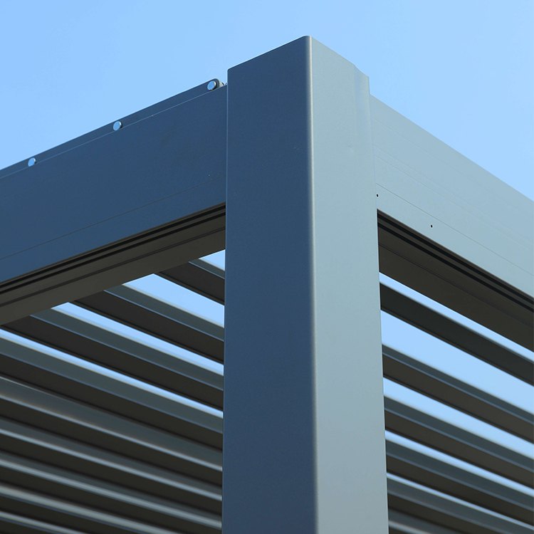 Cận cảnh chi tiết khung nhôm pergola sơn tĩnh điện, góc cạnh sắc nét, bền đẹp