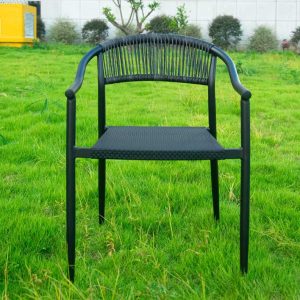 Ghế sân vườn dây đan khung nhôm màu đen, nhìn trực diện ngoài trời
