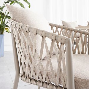 Cận cảnh ghế sân vườn khung nhôm sơn tĩnh điện, đan dây rope màu be