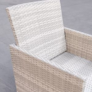 Cận cảnh chất liệu đan nhựa giả mây trên ghế ngoài trời, bề mặt mịn, chắc chắn