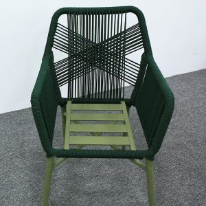 Ghế sân vườn không nệm, lộ rõ khung nhôm và đan dây rope, dễ vệ sinh