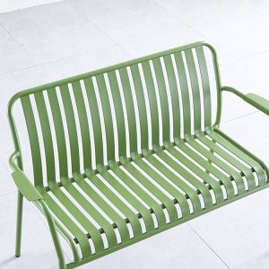 Cận cảnh ghế băng ngoài trời màu xanh lá, thiết kế thanh nhôm chắc chắn, dễ vệ sinh
