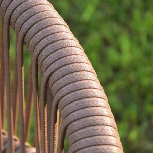 Cận cảnh chi tiết đan dây rope trên lưng ghế sân vườn ngoài trời