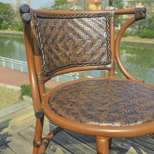 Cận cảnh ghế đơn nhựa giả mây, lưng tựa và mặt ngồi đan tay họa tiết ziczac