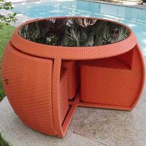 Bộ bàn ghế sân vườn nhựa giả mây màu cam, xếp gọn thành hình tròn độc đáo