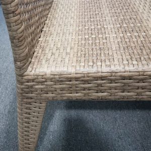 Cận cảnh ghế đơn giả mây, khung chắc chắn, đan tay đều đẹp