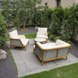 Bộ sofa sân vườn 4 chỗ, khung gỗ teak, dây nhựa giả mây, nệm trắng, bàn trà mặt kính