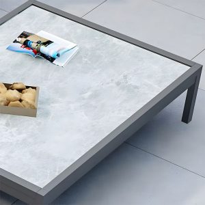 Cận cảnh bàn trà mặt kính cường lực giả đá, khung nhôm vuông chắc chắn