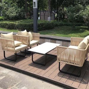 Bộ sofa ngoài trời dây rope, nệm be, bàn kính chữ nhật, đặt sân vườn xanh mát