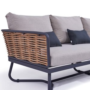 Cận cảnh tay ghế sofa đan dây nhựa giả mây bản lớn, nệm dày màu ghi sang trọng