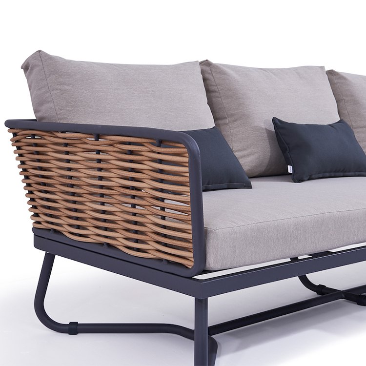 Cận cảnh tay ghế sofa đan dây nhựa giả mây bản lớn, nệm dày màu ghi sang trọng