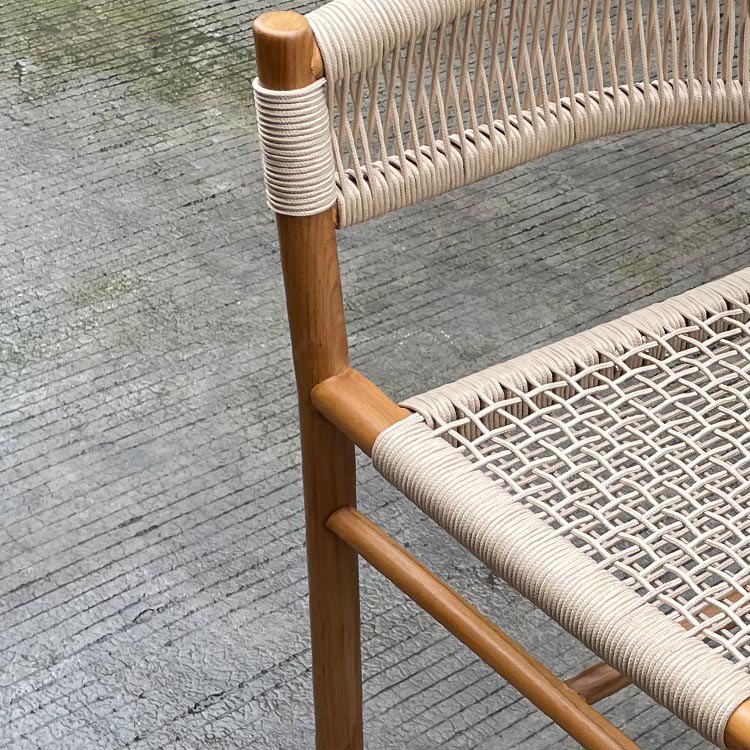 Cận cảnh chi tiết lưng tựa và chân ghế đan dây rope, chất liệu bền đẹp ngoài trời