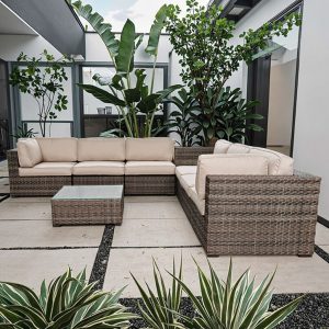 Sofa giả mây ngoài trời màu nâu, nệm kem, kê trong sân biệt thự hiện đại
