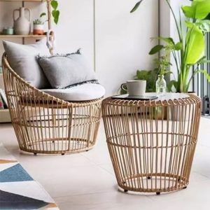 Cận cảnh ghế đơn và bàn trà giả mây, nệm dày, phù hợp ban công hoặc phòng khách