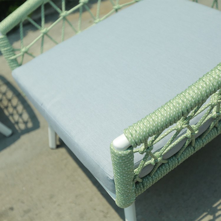 Cận cảnh nệm ghế sofa ngoài trời, dây rope xanh nhạt, khung nhôm trắng