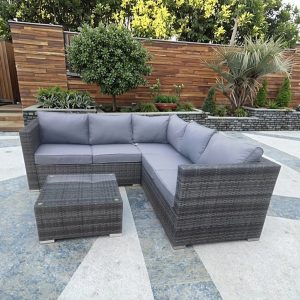 Sofa ngoài trời góc L nhựa giả mây xám, nệm xám, bàn kính, không gian sân vườn rộng rãi