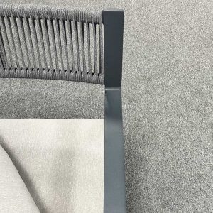 Góc nhìn trên xuống, chi tiết lưng ghế đan dây rope và nệm sofa ngoài trời