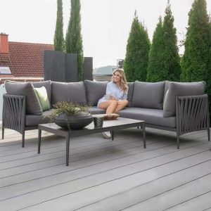 Bộ sofa góc ngoài trời nhôm đan dây rope màu xám, nệm dày, bàn trà mặt nan, không gian sân thượng xanh mát