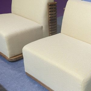 Cận cảnh ghế đơn sofa sân vườn, nệm vàng nhạt, khung gỗ teak thanh ngang độc đáo