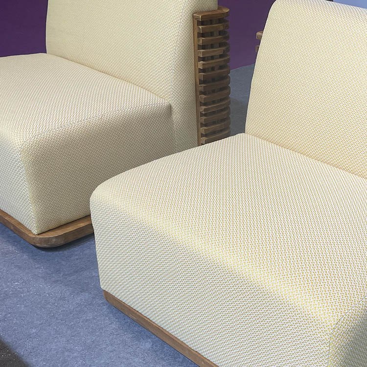Cận cảnh ghế đơn sofa sân vườn, nệm vàng nhạt, khung gỗ teak thanh ngang độc đáo