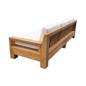 Mặt sau sofa gỗ teak, tựa lưng nan cong, nệm kem, hoàn thiện tinh xảo
